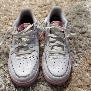 Chic Girls   Nike Air Force Sneakers in White and Pink GUC